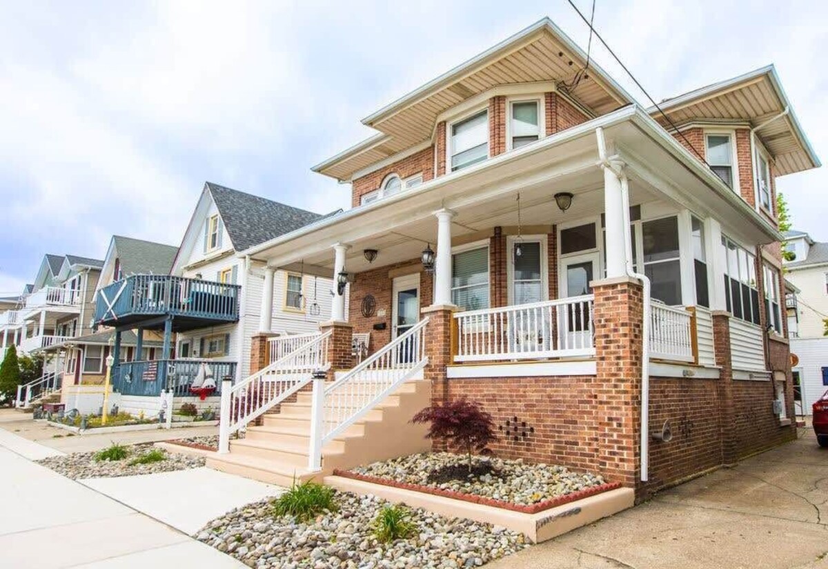 The Westley House, Victorian Charm, 2 Blocks from Beach and Boardwalk, Sleeps 12