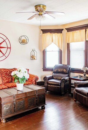 TV - The Westley House, Victorian Charm, 2 Blocks from Beach and Boardwalk, Sleeps 12 (Wildwood)
