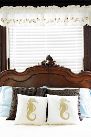 4 bedrooms, WiFi, bed sheets - The Westley House, Victorian Charm, 2 Blocks from Beach and Boardwalk, Sleeps 12 (Wildwood)