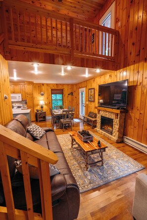 Smart TV, caminetto, tavolo da calcetto, libri