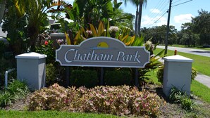 Señal de Chatham Park con un área ajardinada al frente.
