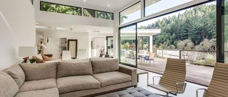 テレビ、テレビゲーム、DVD プレーヤー、卓球台