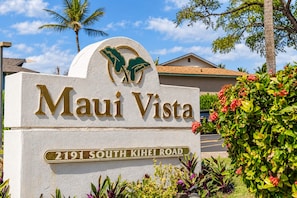 Un letrero que dice 'Maui Vista' con la dirección '2191 South Kihei Road'.