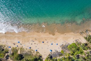 Una playa cerca, toallas de playa