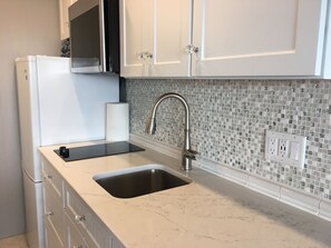 Frigorífico, microondas, placa de cocina y cafetera o tetera
