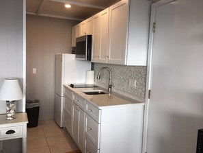 Frigorífico, microondas, placa de cocina y cafetera o tetera