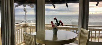 Waterfront-View Studio #21 · Deck, Parking & Free Shuttle to P-Town