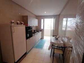 Fridge, oven, stovetop, coffee/tea maker - High Standing Apartment, city center in front of the new wilaya and police (Oujda)