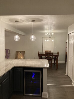 Jääkaappi, mikroaaltouuni, uuni, liesi