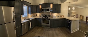 Fridge, microwave, oven, stovetop - BEAUTIFUL and spacious house in the PERFECT location!!!  (Tampa)