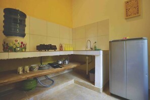 Cottage | Private kitchen | Fridge, oven, stovetop, electric kettle - Kirana Homestay - Sunshine Bungalow (Karangasem)