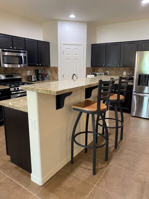 Fridge, microwave, oven, stovetop - Beautiful Family-Owned, One-Story Home in Seville Estates! (Gilbert)