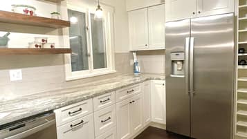 冰箱、微波炉、烤箱、炉灶