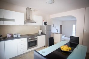 Réfrigérateur, four à micro-ondes, surface de cuisson