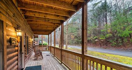 Cozy Mountain cabin in PForg-Wheelchair access- HOT tub-Arcade- 4 new King Beds!