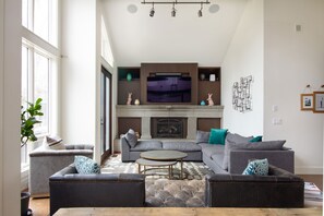 TV connectée, cheminée, espaces bureaux