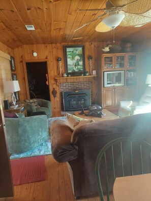 TV, fireplace - Lake Retreat the perfect cozy get away! (Ten Mile)