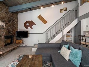 电视、壁炉、电子游戏