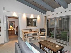 电视、壁炉、电子游戏