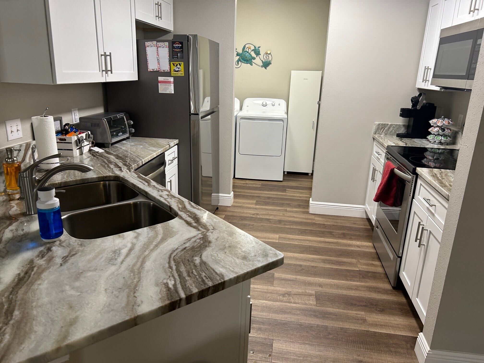 Refrigerador, microondas, horno y parrilla de estufa 