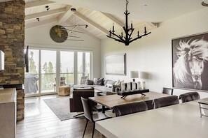 TV, caminetto, videogiochi