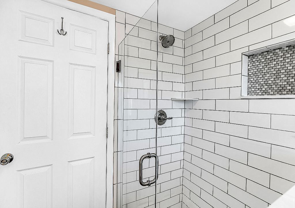 Douche, serviettes fournies, papier toilette