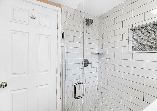 Regadera, toallas, papel de baño