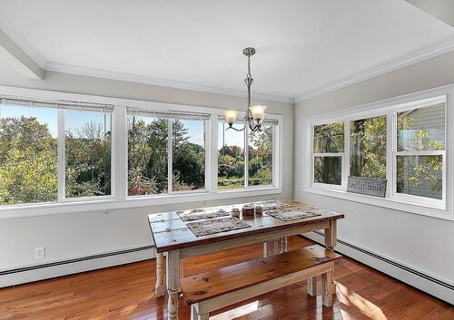 Beautiful Saratoga Getaway- 1 Mile to Downtown