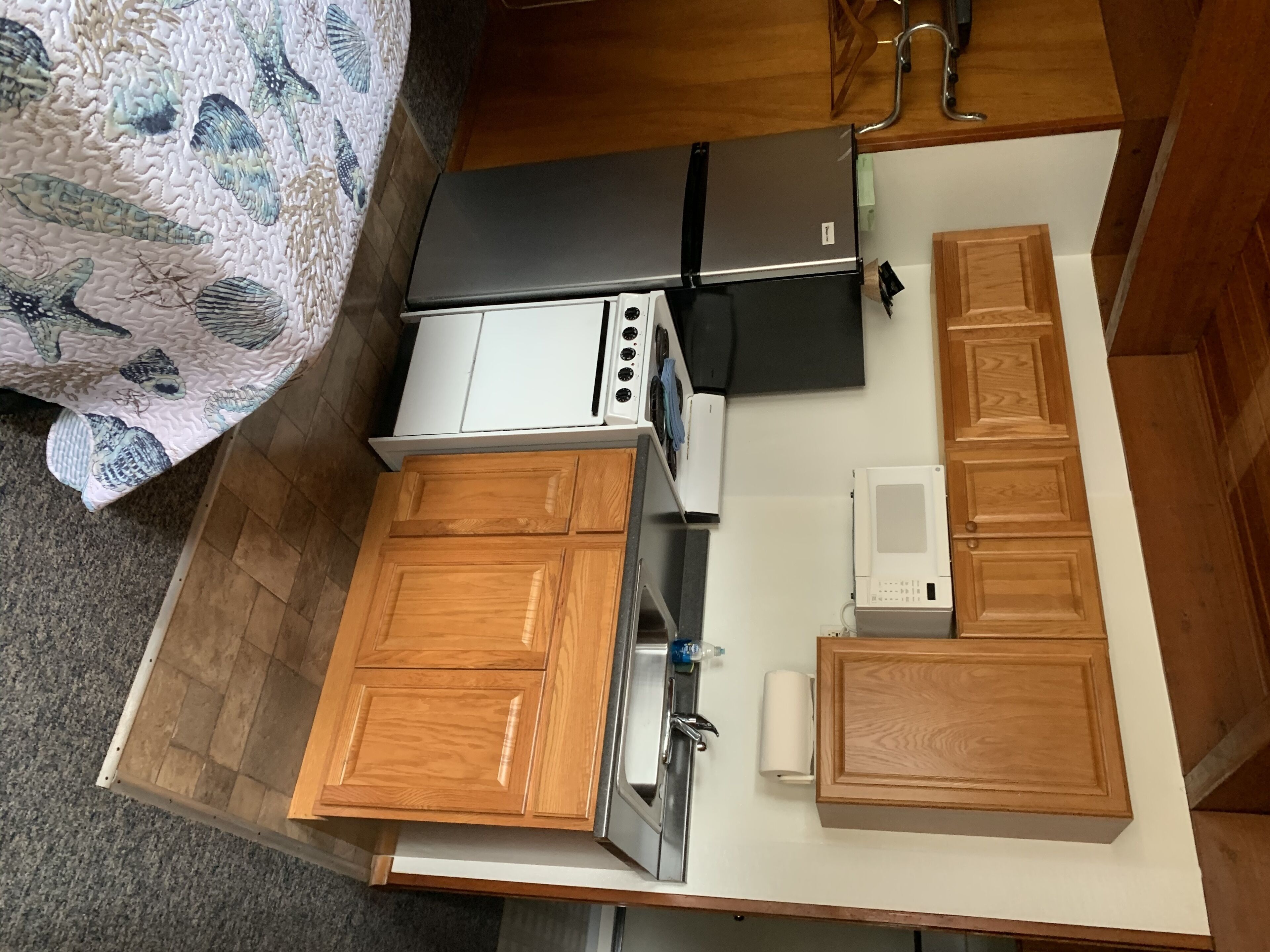 Een koelkast, een microgolfoven, een kookplaat