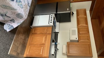 Een koelkast, een microgolfoven, een kookplaat