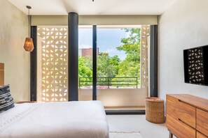 Tallelokero huoneessa, kannettavalle tietokoneelle sopiva työtila