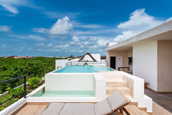 Ulkouima-allas avoinna 9.00–22.00, aurinkotuoleja