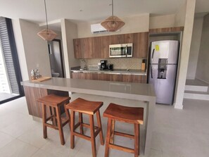 Keittoastiat/astiat/ruokailuvälineet