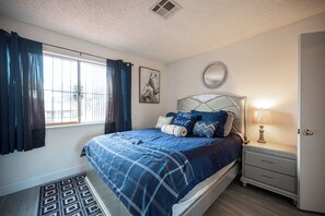 5 bedrooms, desk, iron/ironing board, free WiFi -  Relax in this beautiful four-bedroom, three-bath, heated spa/pool Vegas home. (Las Vegas)