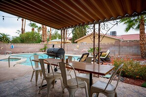 Outdoor dining -  Relax in this beautiful four-bedroom, three-bath, heated spa/pool Vegas home. (Las Vegas)