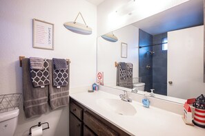 Combined shower/bathtub, towels, soap, shampoo