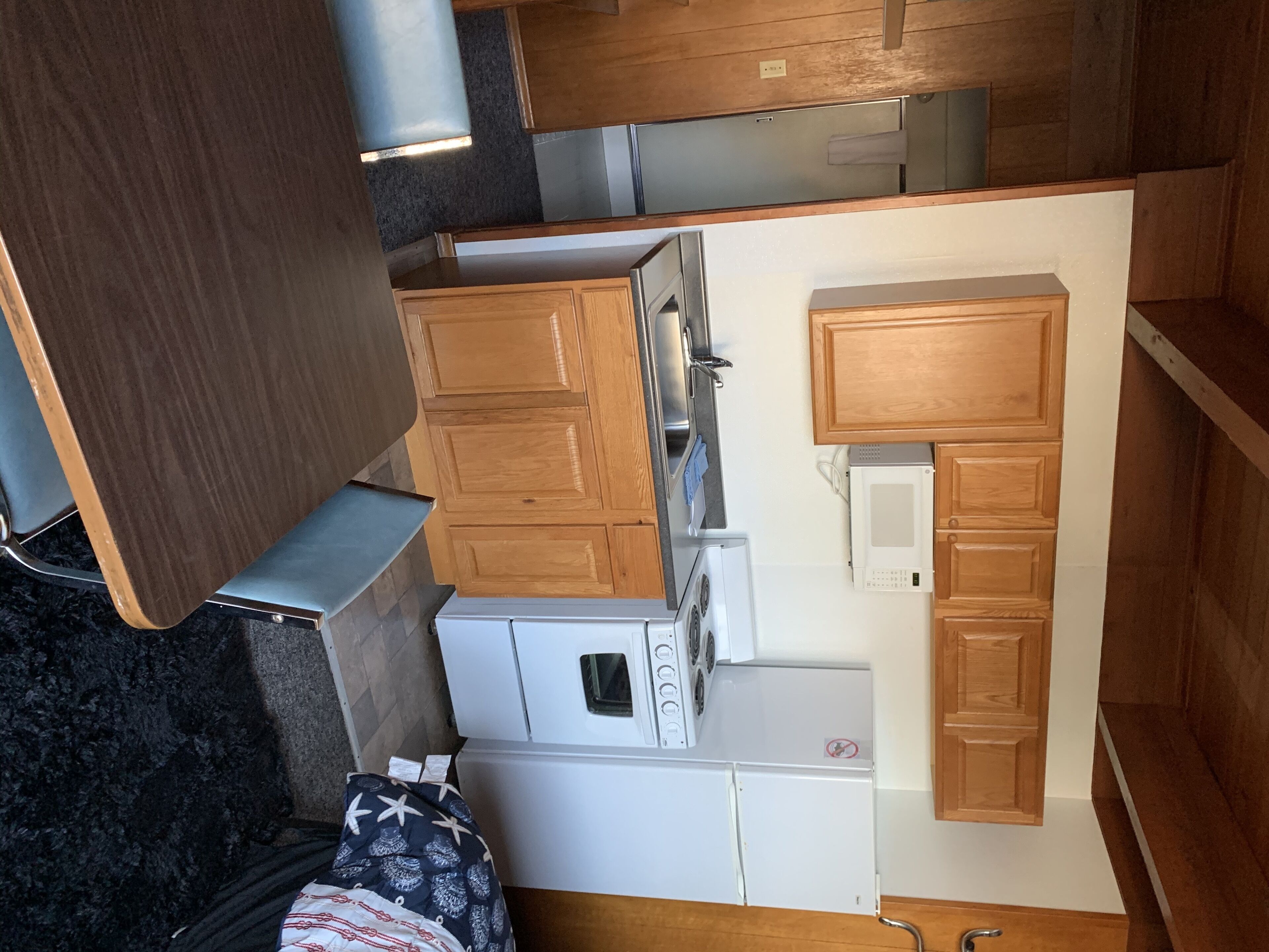 Kylskåp och mikrovågsugn