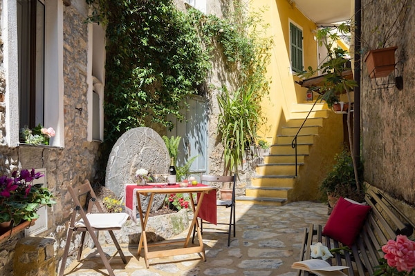 L'Eau, Table, Vaisselle, Propriété, Ciel, Meubles, Bâtiment, Fenêtre, Bleu, Chaise