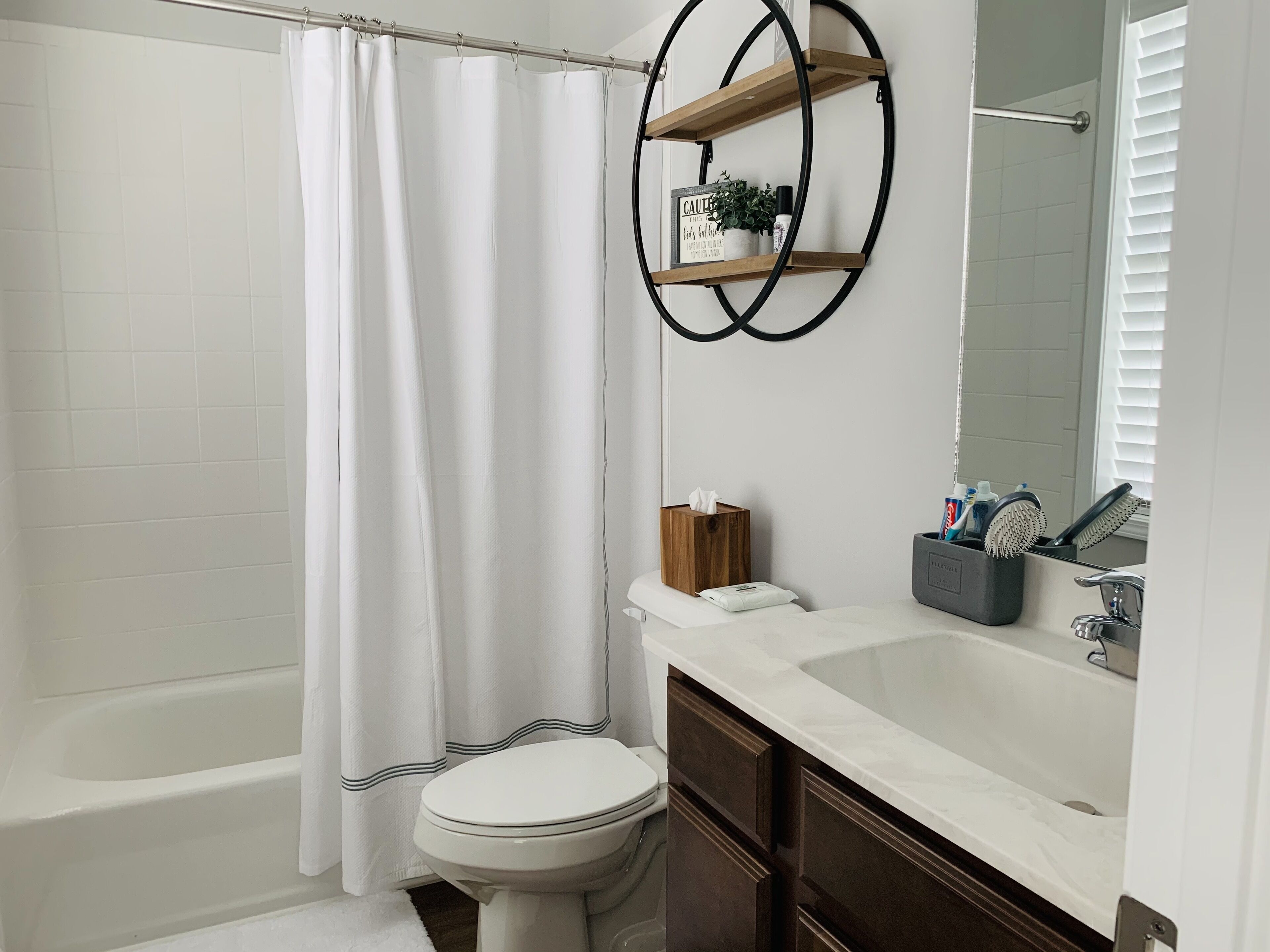 Shared Bath for Queen Bedroom 2 and Double Bedroom