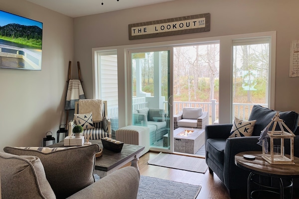 Main Floor Sitting Area