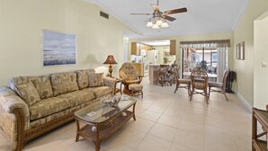 Living room - Paula`s Palm Paradise (Cape Coral)