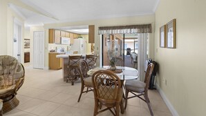 Living room - Paula`s Palm Paradise (Cape Coral)