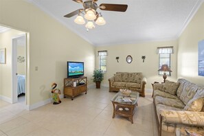 House (Paula`s Palm Paradise) | Living room