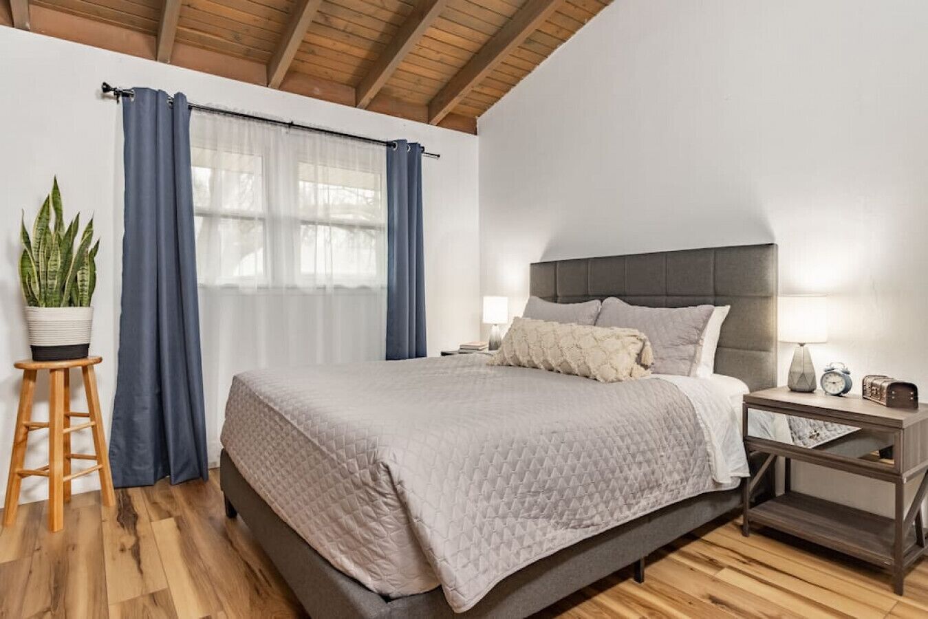 2 bedrooms, desk, iron/ironing board, WiFi