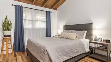 2 bedrooms, desk, iron/ironing board, WiFi