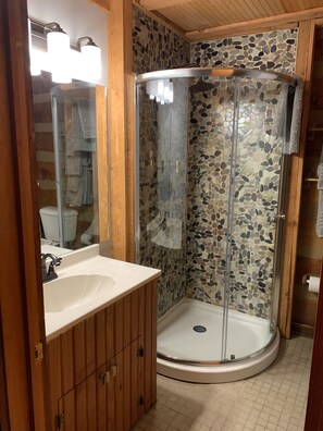 Combined shower/bathtub, hair dryer, towels, soap - Unique award winning cabin!  Get away and relax! (Florissant)