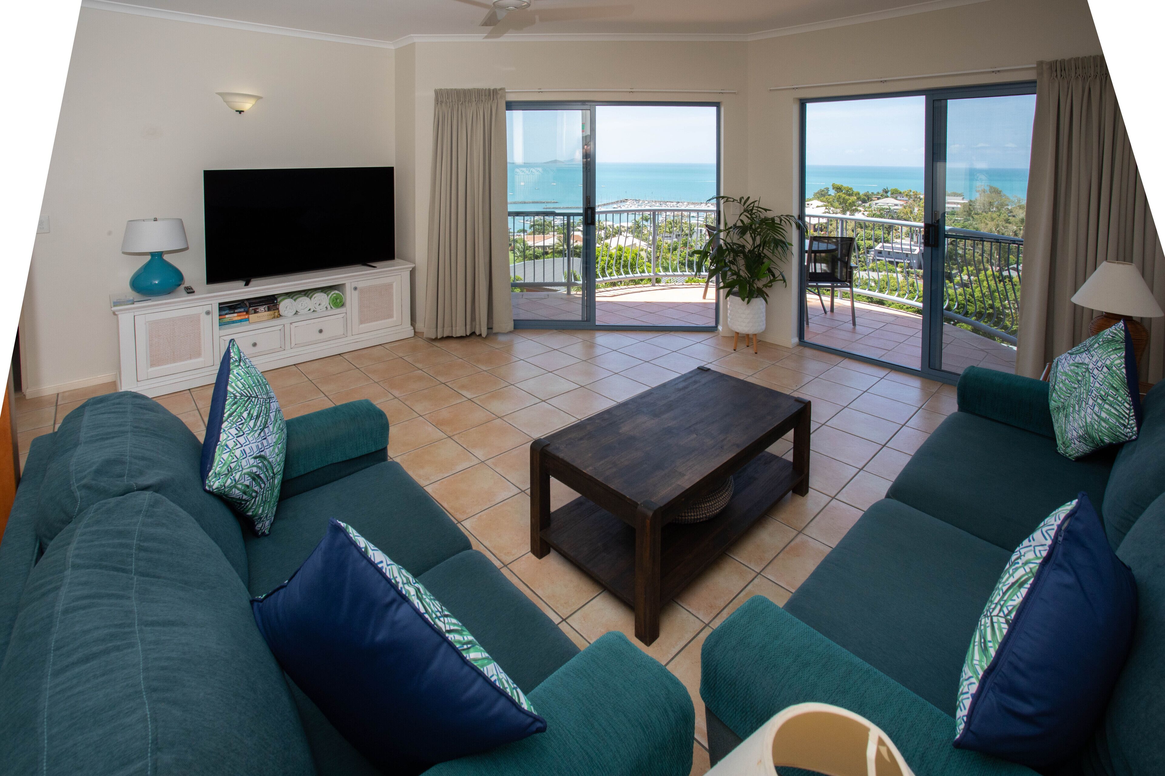 Family Apartment | Living room | 32-inch flat-screen TV with digital channels, TV