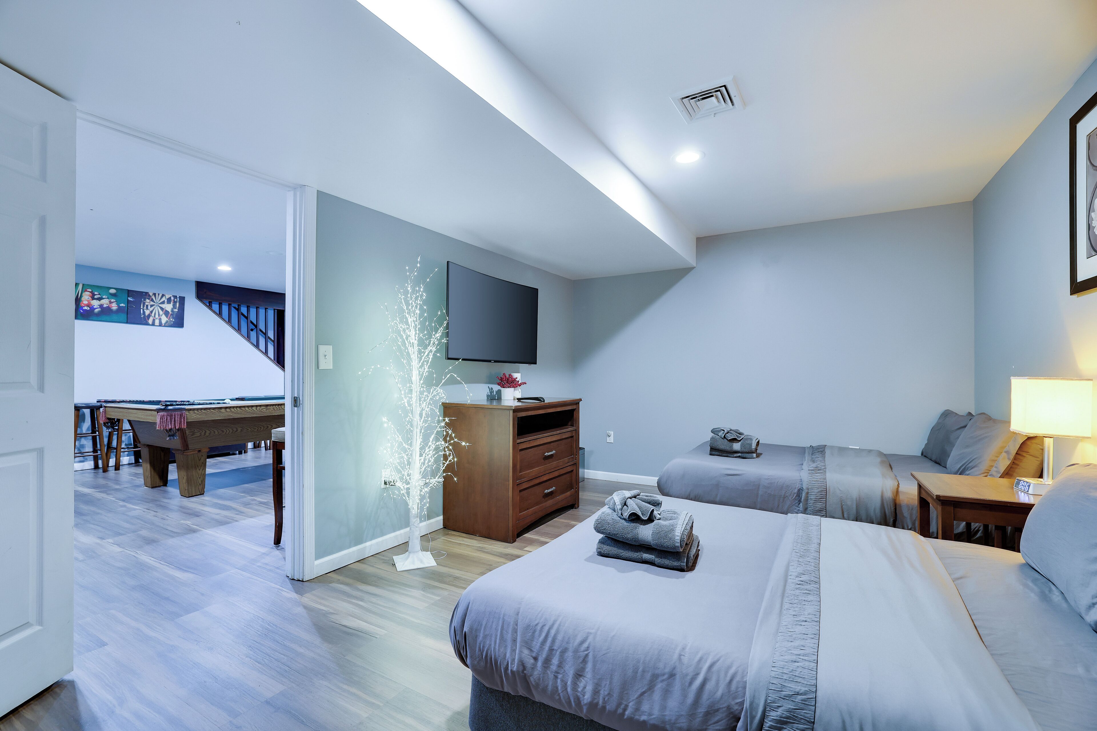 3 bedrooms, desk, iron/ironing board, travel crib
