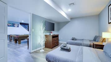 3 bedrooms, desk, iron/ironing board, travel crib