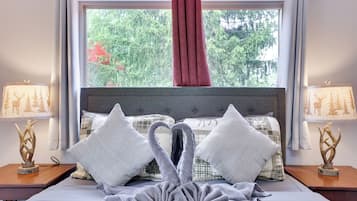 3 bedrooms, desk, iron/ironing board, travel cot